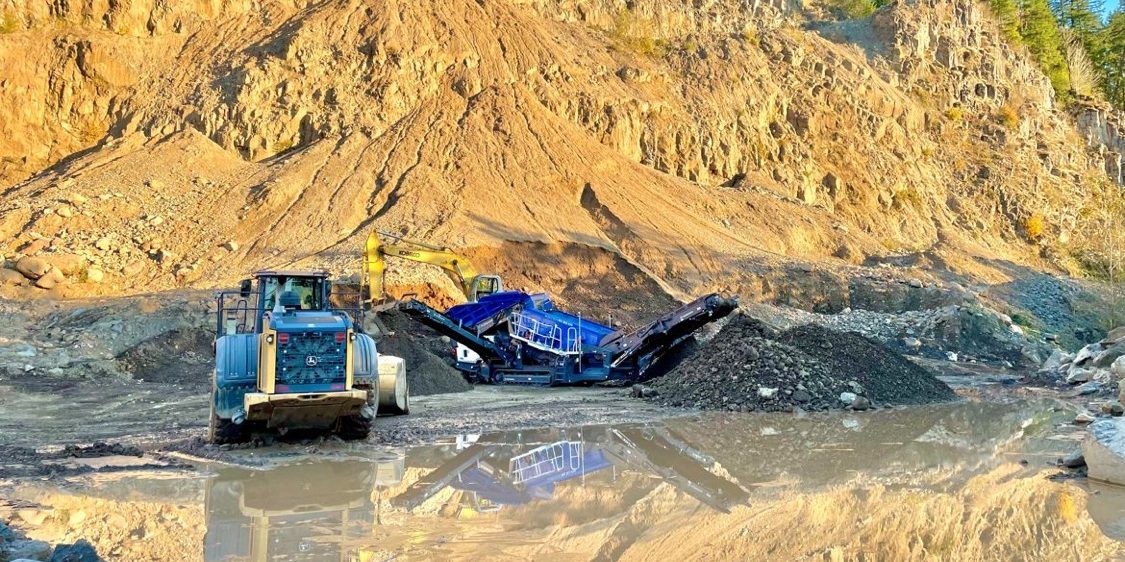 Wheel loader and excavator feeding a tracked Kleemann plant