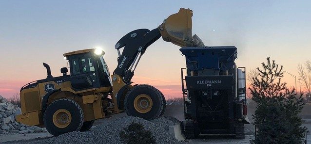 Loader feeding a Kleemann crusher